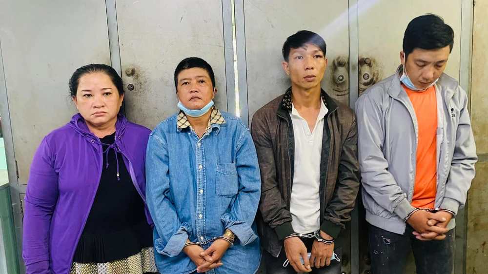 Nhóm móc túi người đến bệnh viện thăm khám vừa bị công an bắt. Ảnh: HT