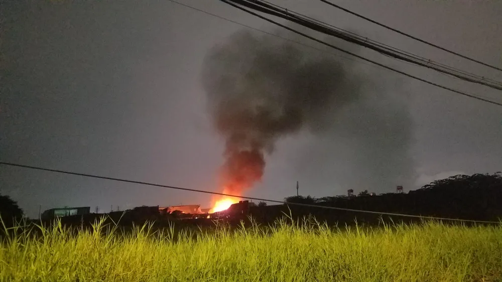 Xưởng nhựa bốc cháy trở lại trong đêm. Ảnh: HT Xưởng nhựa bốc cháy trở lại trong đêm. Ảnh: HT