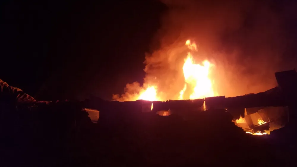 Lửa bốc cao dữ dội từ nhà xưởng đã đổ sập. Ảnh: HT Lửa bốc cao dữ dội từ nhà xưởng đã đổ sập. Ảnh: HT