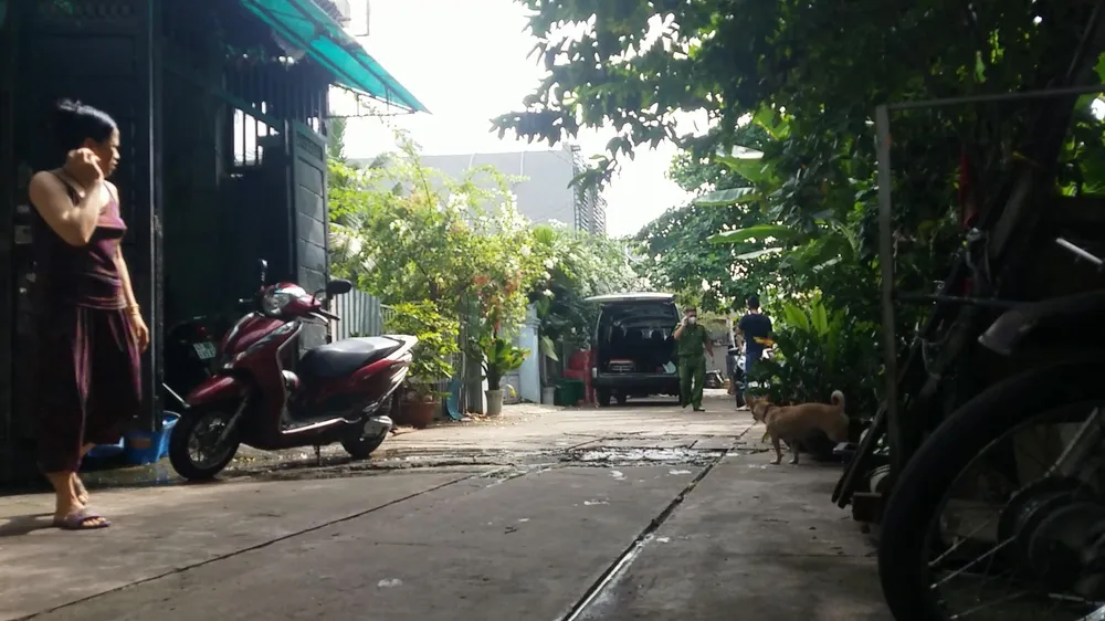 Công an có mặt khám nghiệm hiện trường vụ việc người đàn ông tử vong bất thường ở Bình Tân. Ảnh: HT
