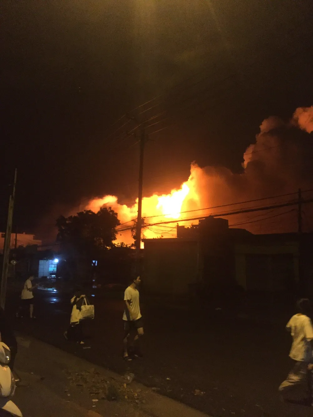 Trước đó, lửa bốc lên sau tiếng nổ ở xưởng hóa chất rộng cả ngàn mét vuông trên địa bàn huyện Bình Chánh. Ảnh: HT Trước đó, lửa bốc lên sau tiếng nổ ở xưởng hóa chất rộng cả ngàn mét vuông trên địa bàn huyện Bình Chánh. Ảnh: HT