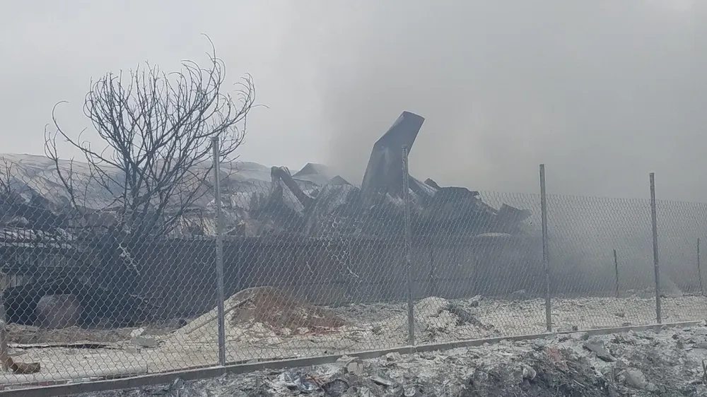 Kho hóa chất hư hại nặng sau hỏa hoạn. Ảnh: HT Kho hóa chất hư hại nặng sau hỏa hoạn. Ảnh: HT