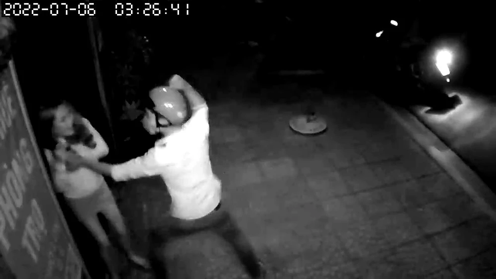 Người này vung nắm đấm tấn công cô gái. Ảnh chụp từ clip