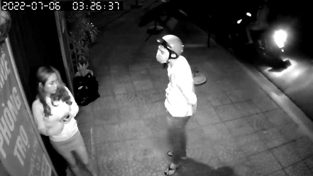 Nam thanh niên tiếp cận vờ hỏi han để giật điện thoại. Ảnh chụp từ clip