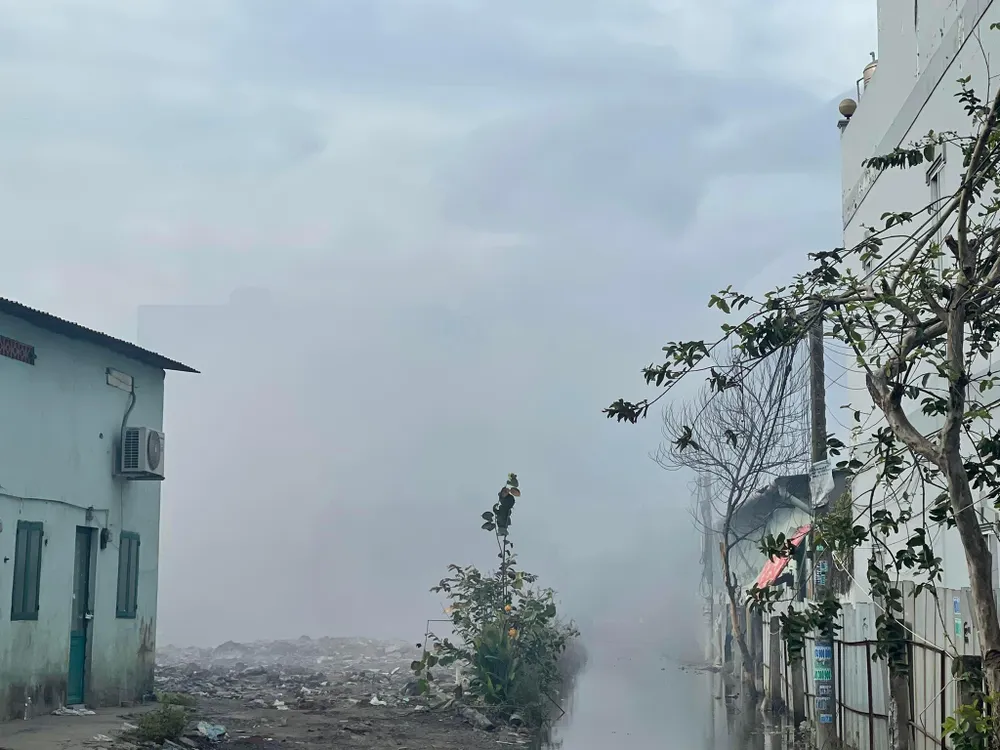 Do khói độc, người dân khu vực phải di dời đi chỗ khác. Ảnh: HT Do khói độc, người dân khu vực phải di dời đi chỗ khác. Ảnh: HT