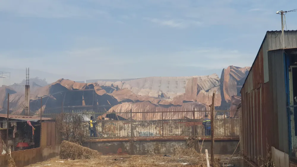 Cảnh sát vẫn đang phun nước, dập tắt hoàn toàn đám cháy. Ảnh: NT