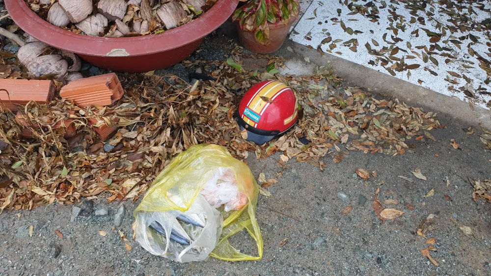 Nhiều đồ đạc, thức ăn người dân vội vã không kịp mang đi. Ảnh: NT