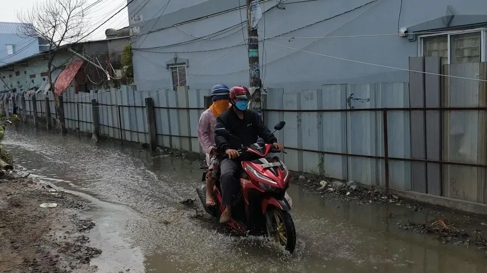 Nhiều người dân quay lại dọn đồ đạc rời đi vì không chịu được mùi khói. Ảnh: NT