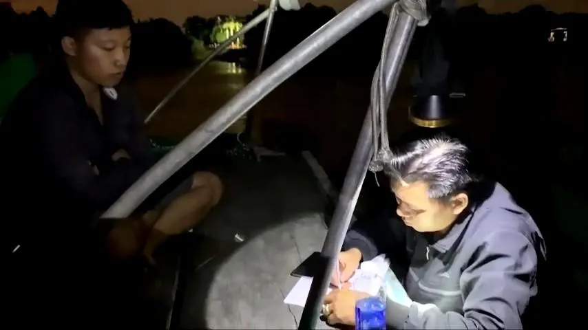 Lực lượng chức năng lập biên bản xử lý những người khai thác cát trái phép trên sông. Ảnh: CA Lực lượng chức năng lập biên bản xử lý những người khai thác cát trái phép trên sông. Ảnh: CA