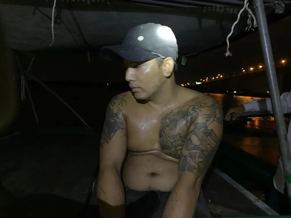 Khi phát hiện cảnh sát, những người này nhảy sông tẩu thoát nhưng vẫn bị bắt. Ảnh: CA Khi phát hiện cảnh sát, những người này nhảy sông tẩu thoát nhưng vẫn bị bắt. Ảnh: CA