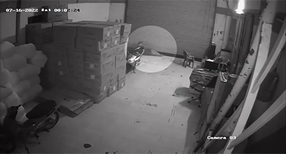 Người này đã chui qua khe hẹp của cửa thông gió để vào bên trong. Ảnh chụp từ clip