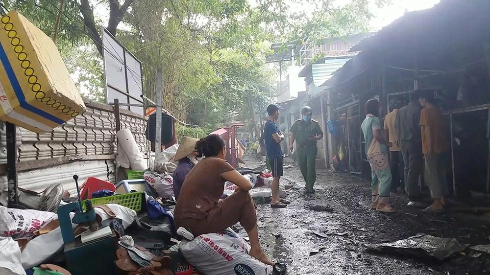 Công an hiện vẫn đang khám nghiệm, điều tra nguyên nhân vụ cháy. Ảnh: HT