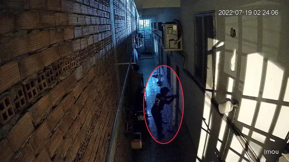 Trước khi lấy trộm, kẻ gian đã chốt khóa một phòng trọ, nhốt người bên trong rồi mới thực hiện hành vi. Ảnh chụp từ clip