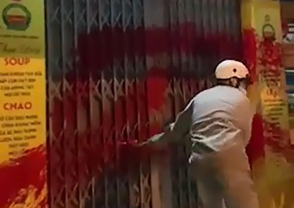 Hình ảnh Thiện tạt sơn và Ân quay clip lại để báo cáo với "đối tác" nhằm lấy tiền công. Ảnh: CACC Hình ảnh Thiện tạt sơn và Ân quay clip lại để báo cáo với "đối tác" nhằm lấy tiền công. Ảnh: CACC