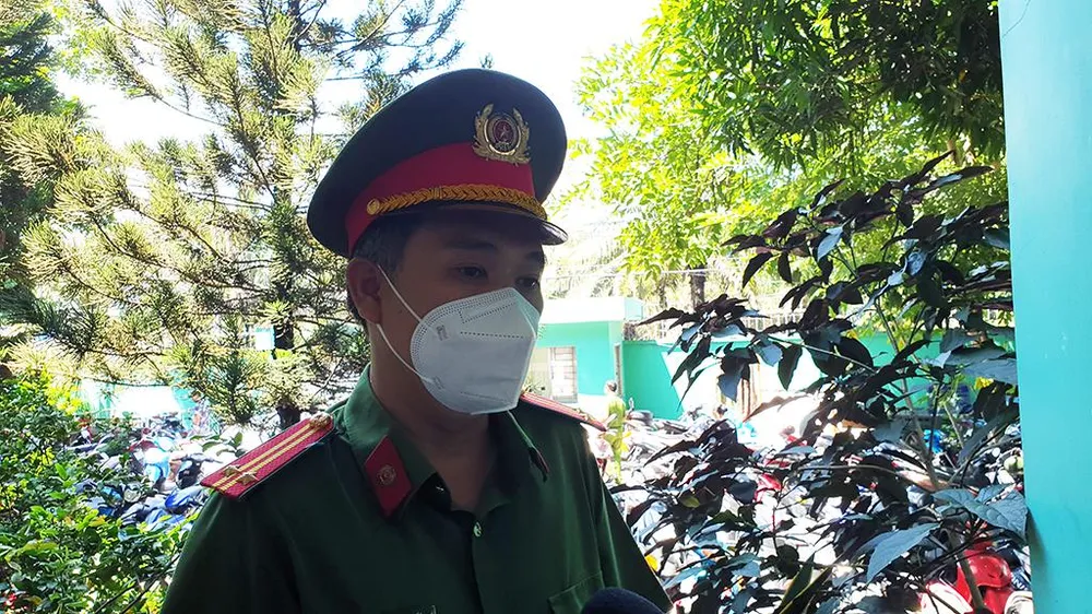 Trung tá Lợi cho biết, nhiều người dân tìm đến "tín dụng đen" để vay tiền, sử dụng không đúng mục đích, không trả nổi và bỏ trốn. Ảnh: NT Trung tá Lợi cho biết, nhiều người dân tìm đến "tín dụng đen" để vay tiền, sử dụng không đúng mục đích, không trả nổi và bỏ trốn. Ảnh: NT