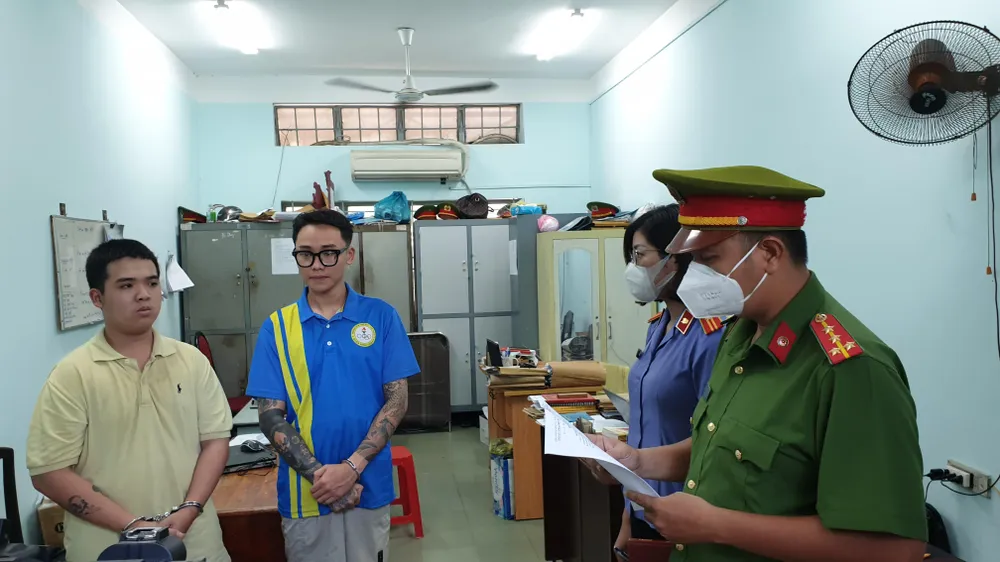 Công an đọc lệnh bắt với Ân (bên trái, ngoài cùng) và Thiện. Ảnh: NT Công an đọc lệnh bắt với Ân (bên trái, ngoài cùng) và Thiện. Ảnh: NT