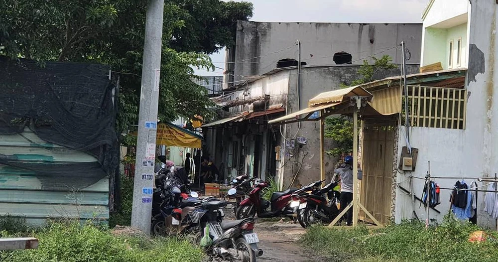 Nhiều người dân khu vực vẫn chưa khỏi bàng hoàng sau vụ cháy gây hậu quả đau lòng. Ảnh: HT