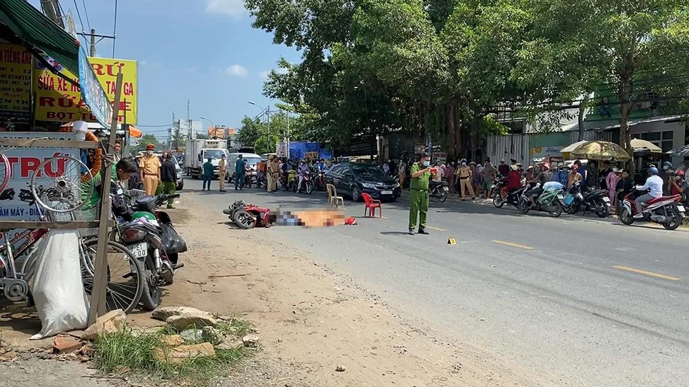 Sau va chạm, hai vợ chồng ngã xuống đường và bị bánh xe container cán qua. Ảnh: HT