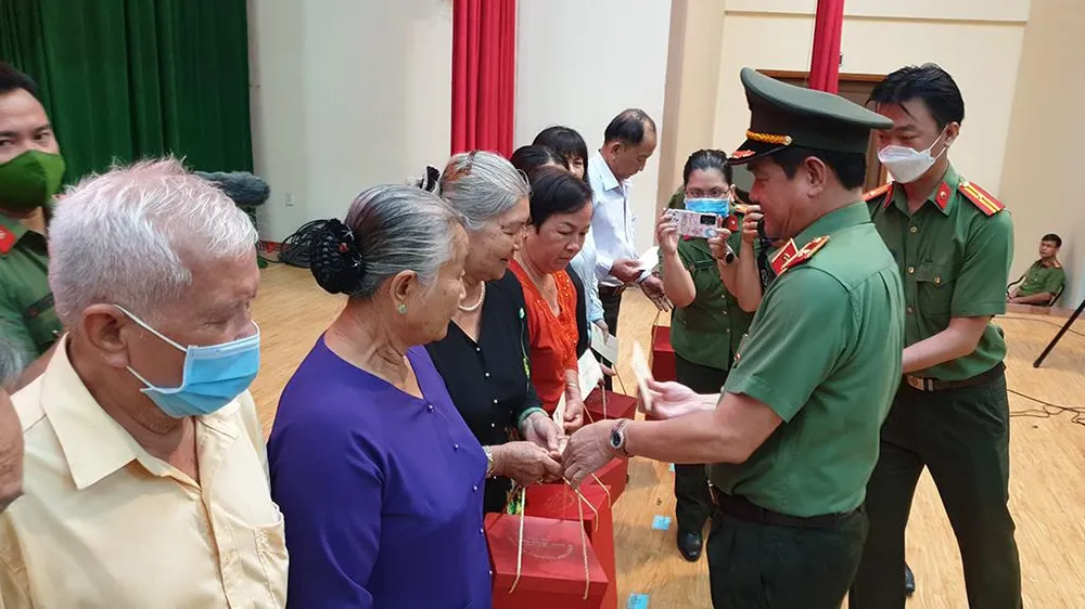 Ban Giám đốc Công an TP.HCM tặng quà các Mẹ Việt Nam Anh hùng, các gia đình liệt sĩ ANT4 Cụm Vĩnh Lộc – Bình Chánh, những Anh hùng lực lượng vũ trang nhân dân trong Công an TP. Ảnh: NT