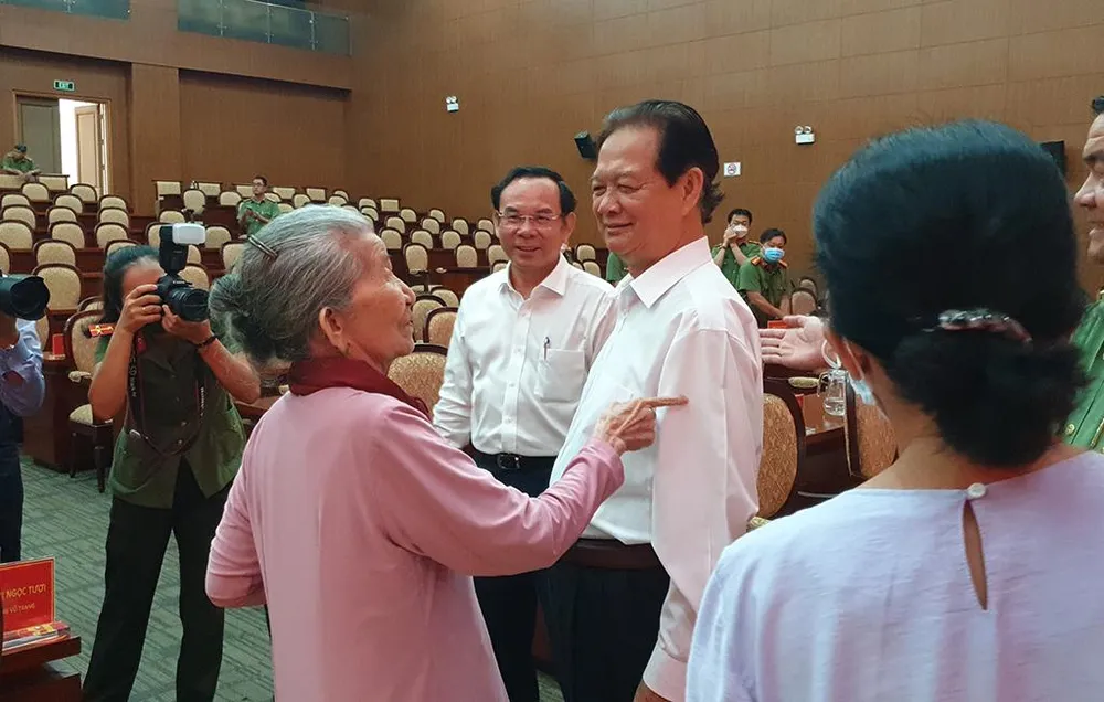 Nguyên Thủ tướng Nguyễn Tấn Dũng và Bí thư Thành ủy TP.HCM Nguyễn Văn Nên thăm hỏi Mẹ Việt Nam Anh hùng và gia đình thương binh, liệt sỹ. Ảnh: NT