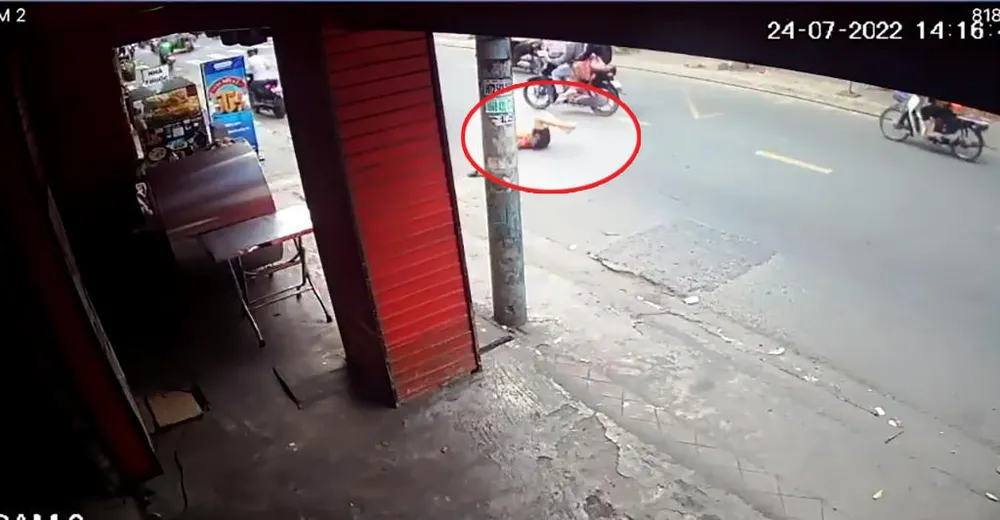 Cô gái phát hiện, đuổi theo và kéo lại nhưng bị té ngã, lăn vòng dưới đường. Ảnh chụp từ clip