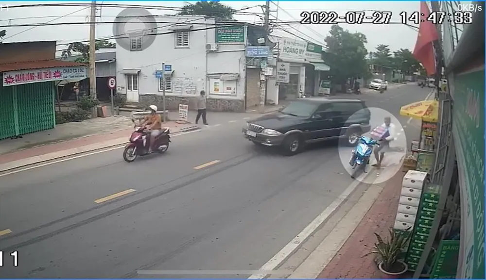 Người đàn ông đi xe tay ga, trộm ba thùng bia tại quán của bà T chiều 27-7. Ảnh chụp từ clip