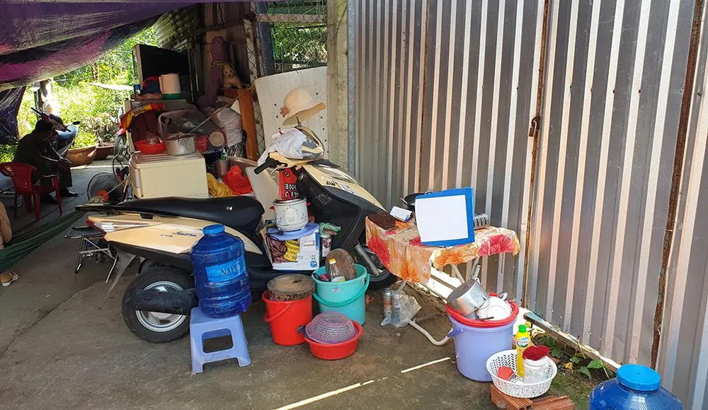 Đã nhiều ngày qua, gia đình chị K phải ở ngoài. Ảnh: NT