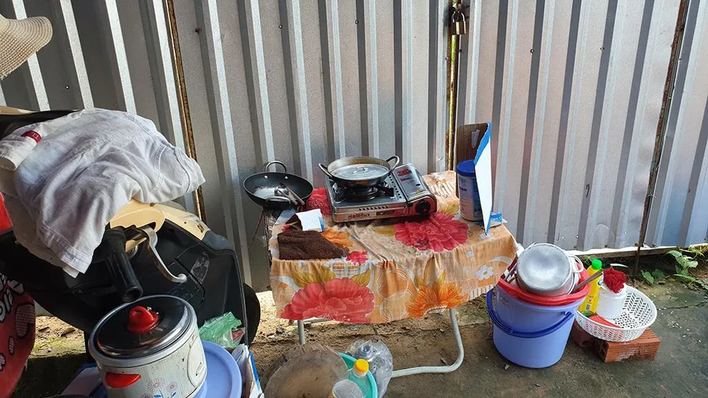 Việc nấu ăn, sinh hoạt cũng ở ngoài đường. Ảnh: NT