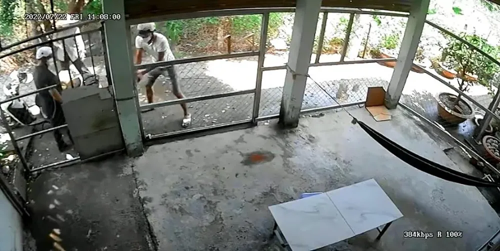 Chị K cho biết đến ngày 22-7, nhóm người tới phá cửa, ép chị K ra ngoài. Ảnh chụp từ clip