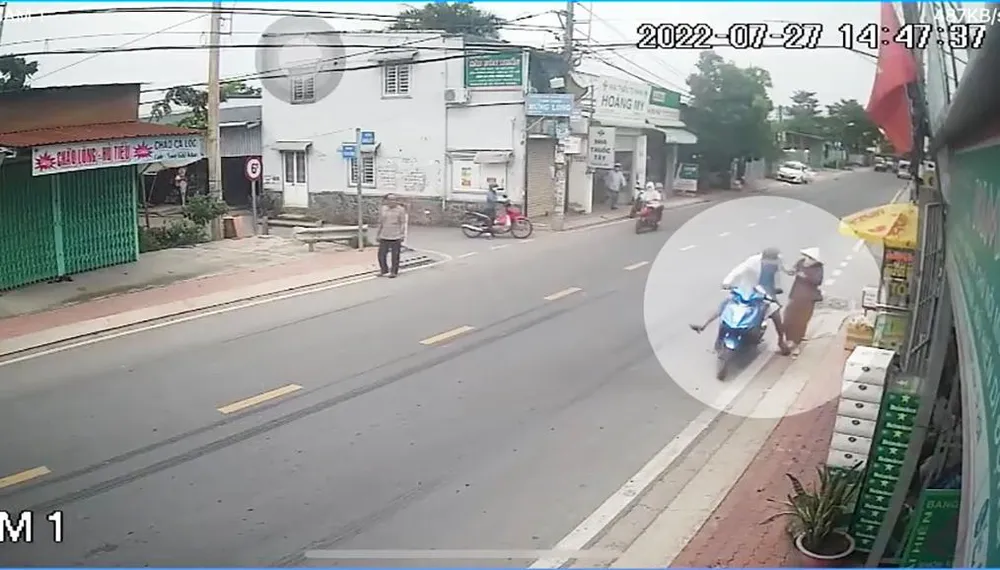 Bà T phát hiện, lao ra, giằng lại để bắt trộm. Ảnh chụp từ clip