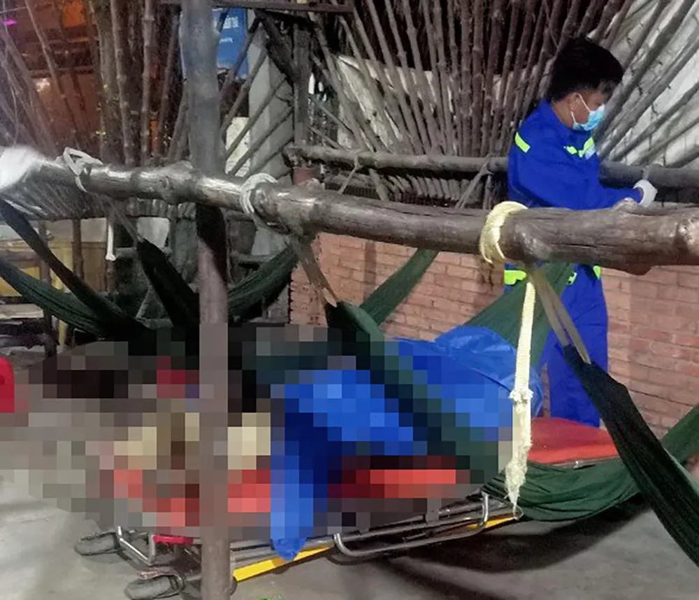 Thi thể người đàn ông sau đó được đưa về nhà xác để phục vụ điều tra. Ảnh: HT Thi thể người đàn ông sau đó được đưa về nhà xác để phục vụ điều tra. Ảnh: HT