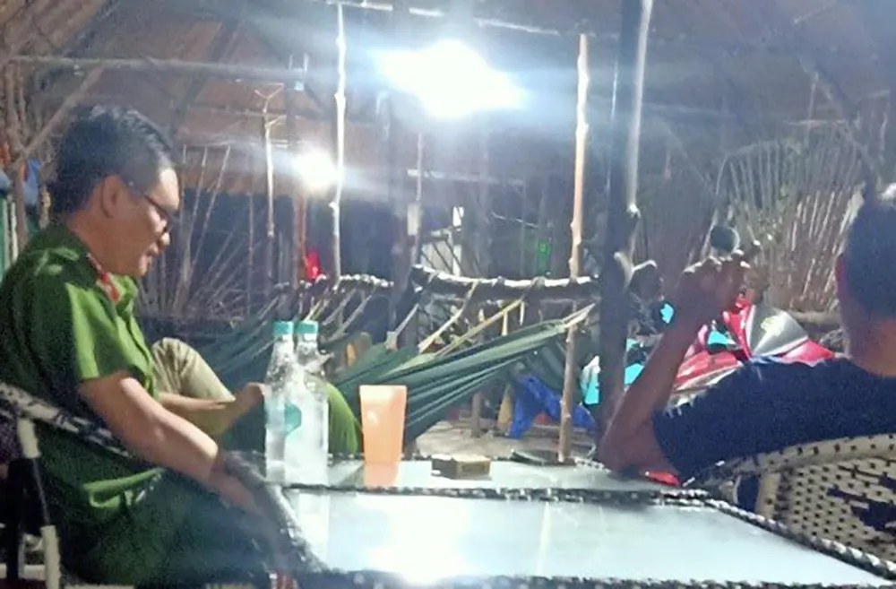 Công an sau đó có mặt khám nghiệm hiện trường, điều tra vụ việc. Ảnh: HT Công an sau đó có mặt khám nghiệm hiện trường, điều tra vụ việc. Ảnh: HT