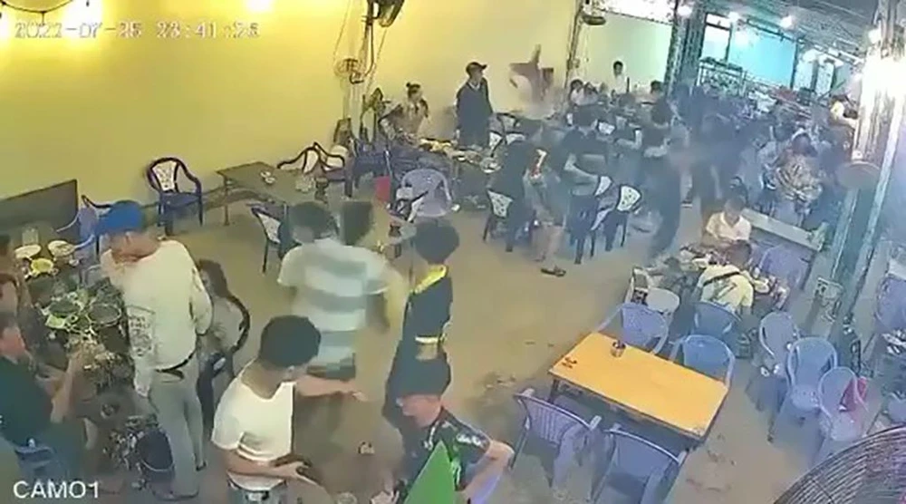 Hai nhóm thực khách xông vào nhau hỗn chiến dữ dội. Ảnh chụp từ clip Hai nhóm thực khách xông vào nhau hỗn chiến dữ dội. Ảnh chụp từ clip