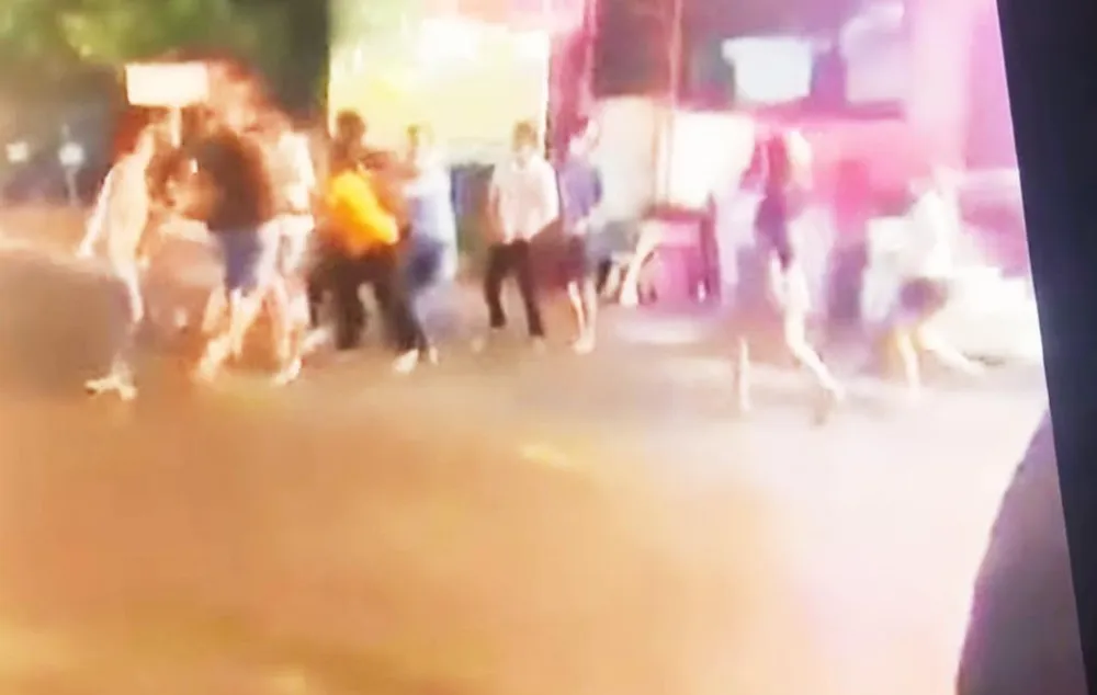 Vụ hỗn chiến được xác định là do va chạm xe máy trên đường Mã Lò. Ảnh chụp từ clip Vụ hỗn chiến được xác định là do va chạm xe máy trên đường Mã Lò. Ảnh chụp từ clip