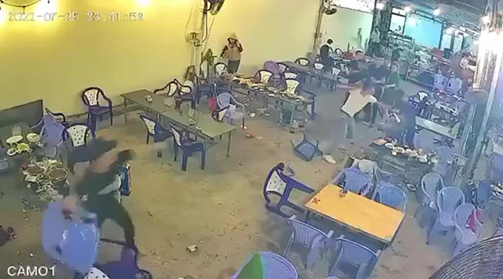 Vụ việc khiến nhiều tài sản của quán hư hại, một số người bị thương nhẹ. Ảnh chụp từ clip Vụ việc khiến nhiều tài sản của quán hư hại, một số người bị thương nhẹ. Ảnh chụp từ clip
