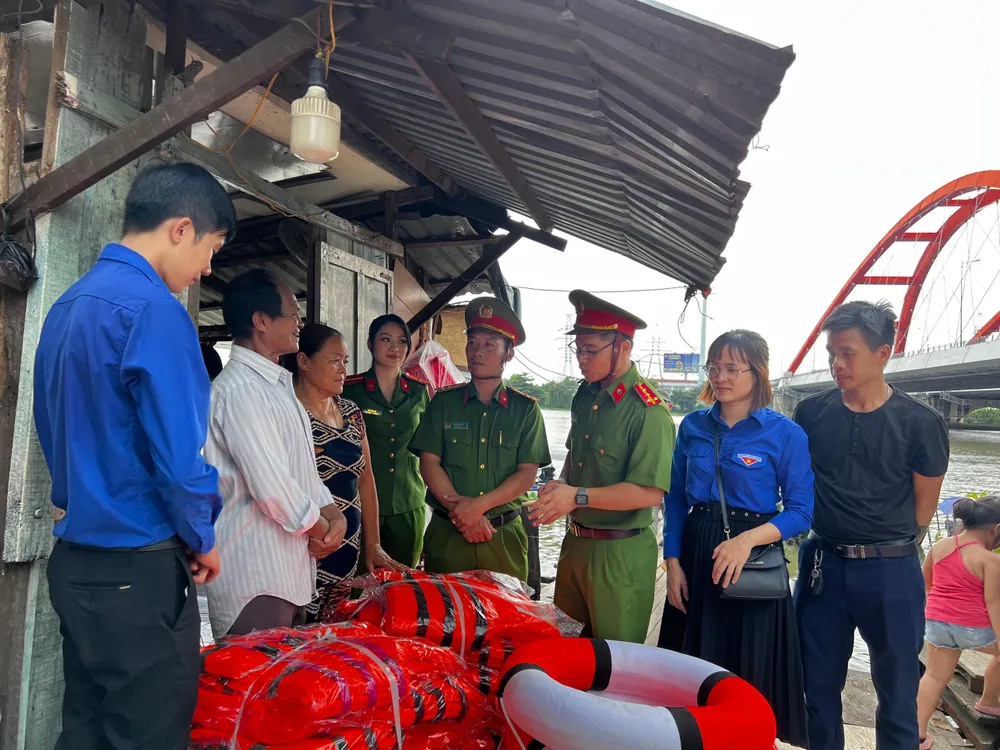Đoàn công tác tặng 30 áo phao và phao tròn cứu sinh cho gia đình ông Ba Chúc. Ảnh: ĐN Đoàn công tác tặng 30 áo phao và phao tròn cứu sinh cho gia đình ông Ba Chúc. Ảnh: ĐN