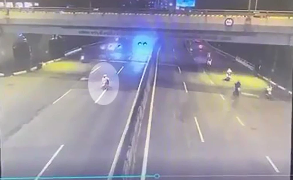 Hình ảnh chiếc xe máy chạy ngược chiều trong làn ô tô trước khi xảy ra tai nạn khiến 3 người thương vong. Ảnh chụp từ clip