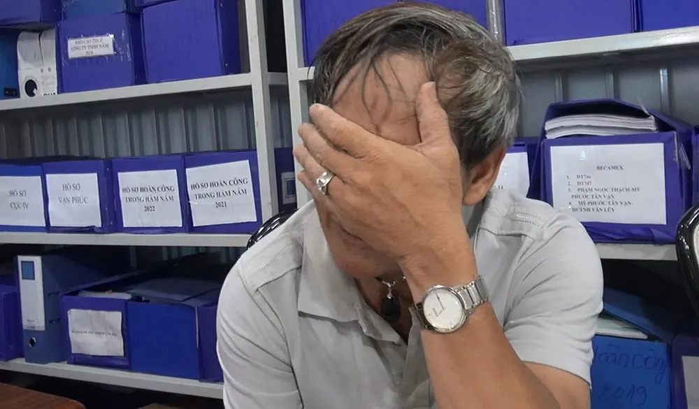 Người đàn ông buồn bã cho biết đây là số tiền lớn, gia đình ông phải dành dụm rất lâu mới có được. Ảnh: NT
