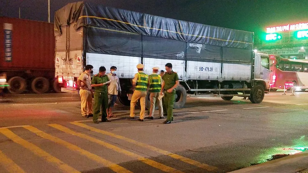 Đến hơn 21 giờ tối cùng ngày, hiện trường vẫn đang được lực lượng chức năng giải quyết. Ảnh: HT