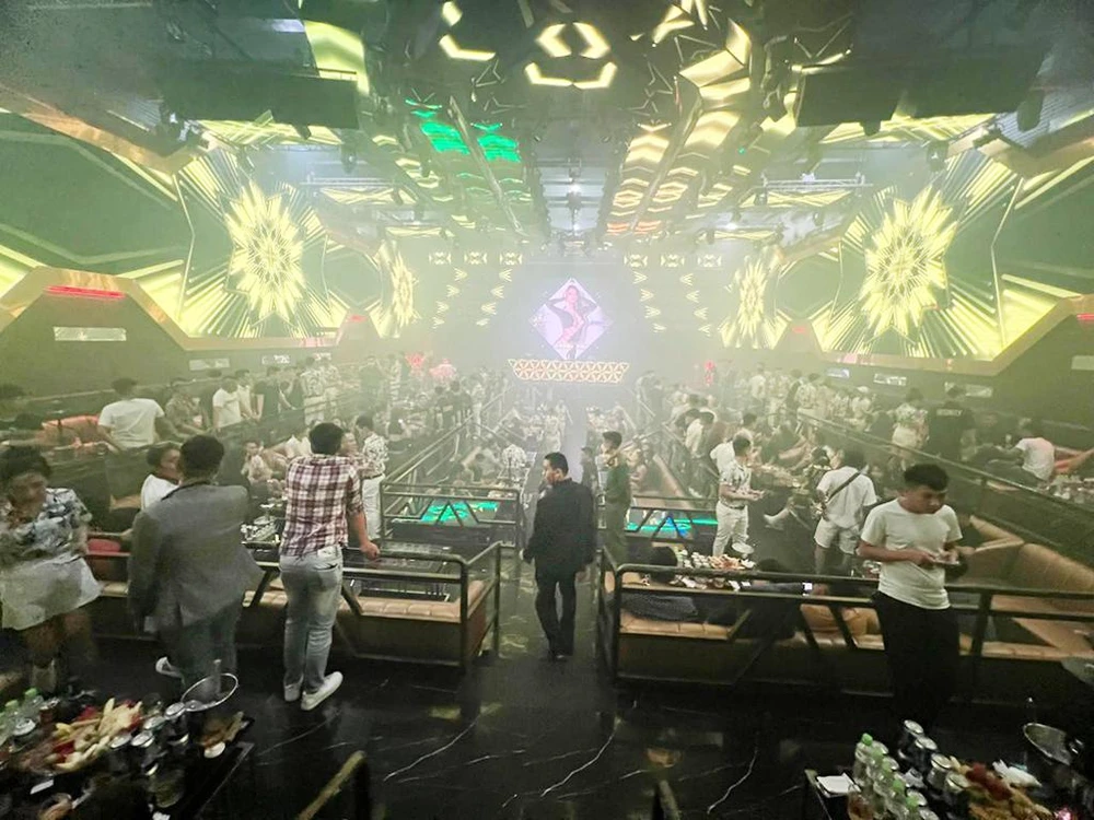 Cơ quan chức năng cũng lập biên bản với nhiều lỗi vi phạm tại nơi này. Ảnh: CA