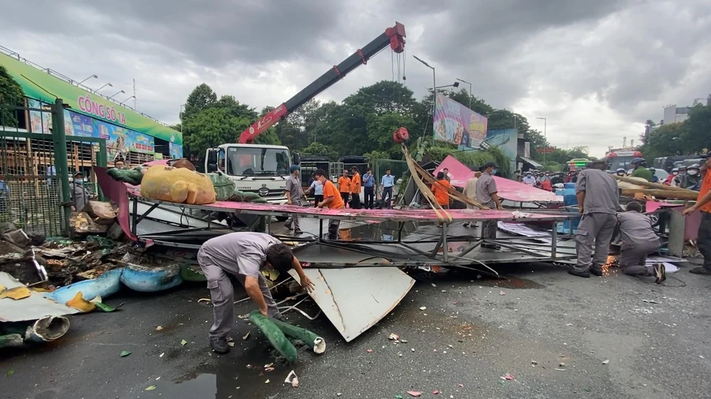 Cổng chào ở Công viên văn hóa Đầm Sen bất ngờ đổ sập xuống đường. Ảnh: HT