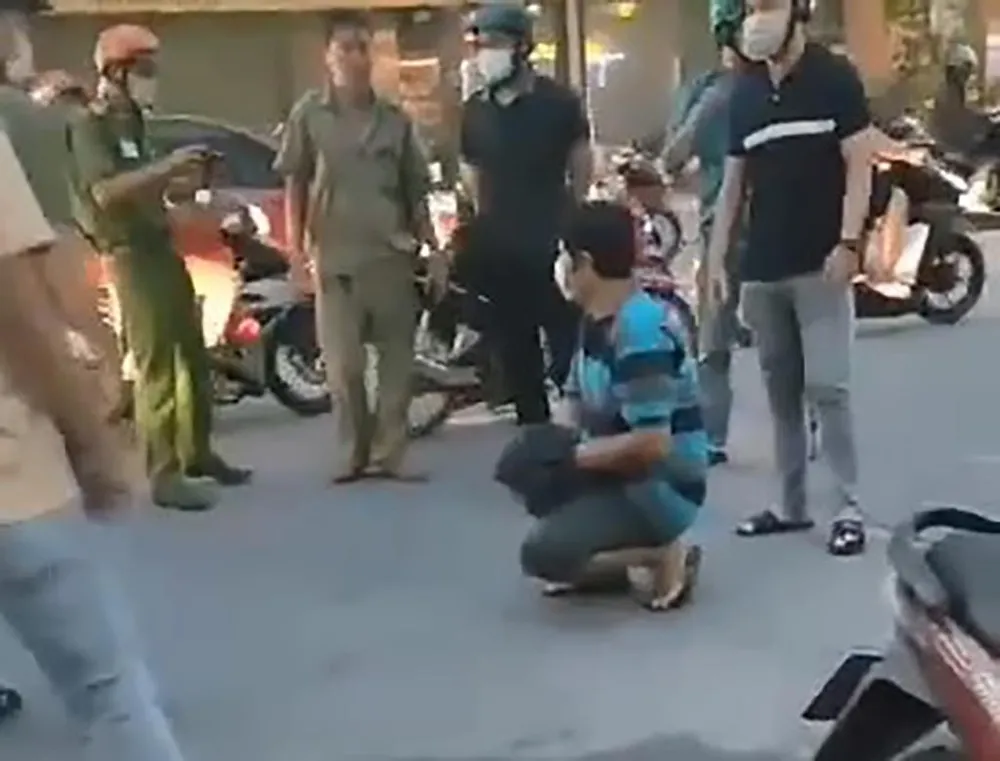 Công an đưa Duy đến dựng lại hiện trường. Ảnh: HT