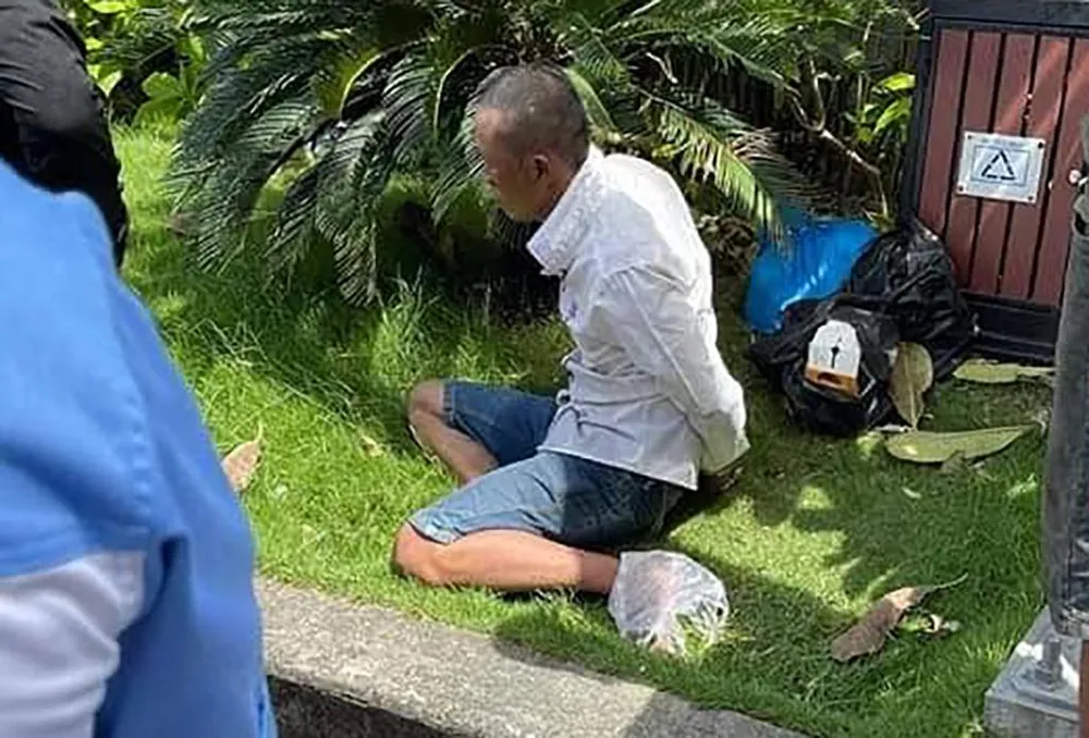 Người đàn ông bị khống chế ở gần hiện trường. Ảnh: HT Người đàn ông bị khống chế ở gần hiện trường. Ảnh: HT