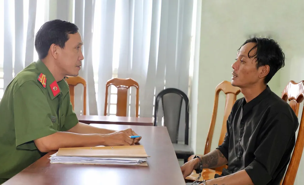 Tiến khai mâu thuẫn xuất phát từ việc đòi món nợ năm triệu đồng. Ảnh: CA