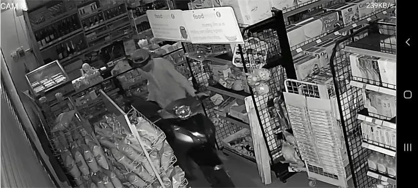 Sau khi lựa chọn, người này lấy đi chiếc xe SH để trong cửa hàng. Ảnh chụp từ clip