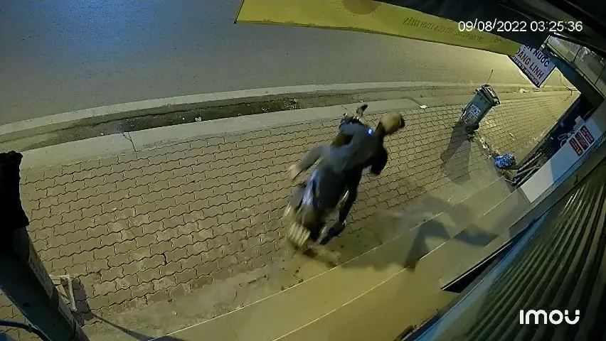 Trộm mở cửa cuốn rồi nhanh chóng tẩu thoát. Ảnh chụp từ clip