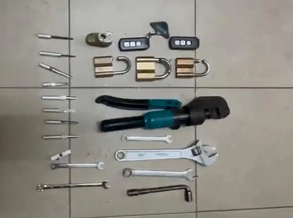 Tang vật là các dụng cụ phá khóa thu tại nơi ở của Xinh. Ảnh: CA