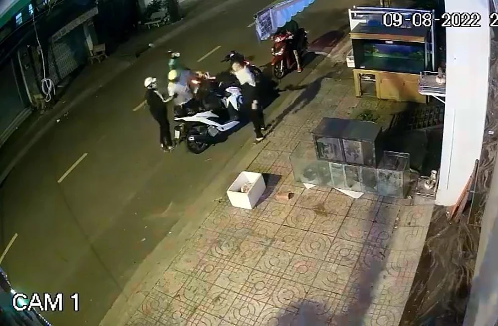 Nhóm thanh niên chặn xe anh N lại rồi tấn công. Ảnh chụp từ clip