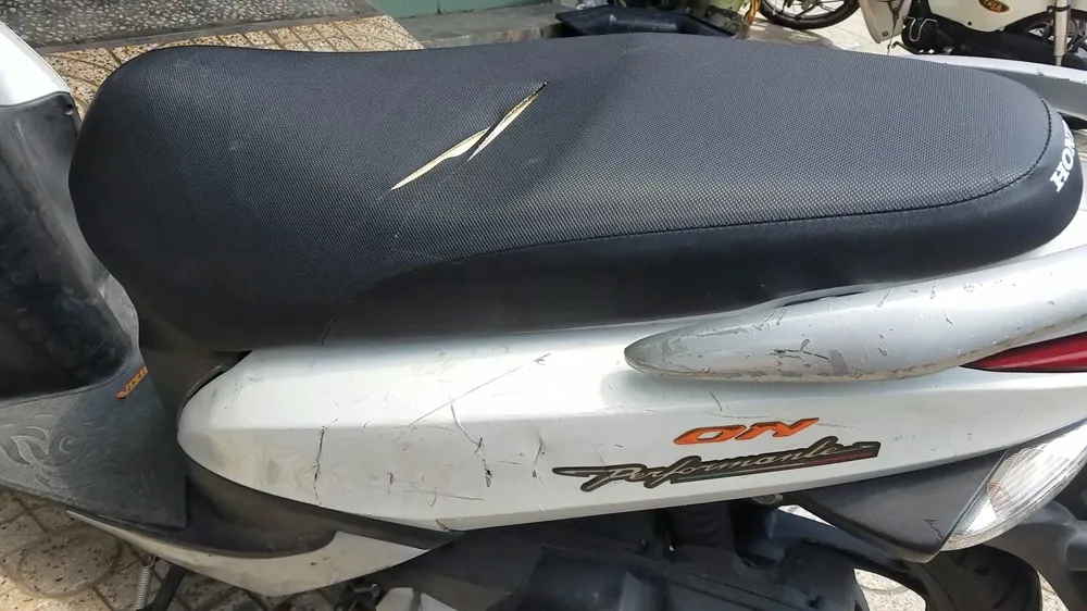 Chiếc xe máy bị chém hư hỏng. Ảnh: HT