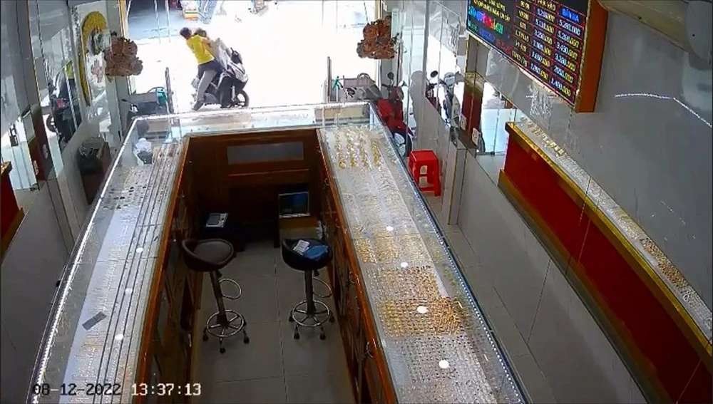 Nhân viên tiệm vàng lao ra, khống chế người đàn ông. Ảnh chụp từ clip Nhân viên tiệm vàng lao ra, khống chế người đàn ông. Ảnh chụp từ clip